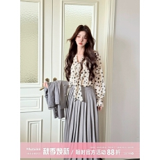 批发木子李的李2025波点长袖<b class='q'>雪纺</b><b class='q'>衫</b>上衣高腰百褶半身裙<b class='q'>小西装</b>秋冬套装