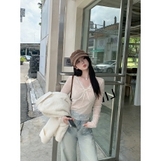 批发切糕自制小个子秋季上衣女设计感<b class='q'>蕾丝</b>百搭奶油杏长袖V领针织衫