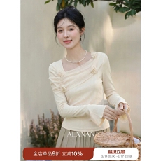 小众设计感杏色长袖t恤女春短款法式斜肩上衣