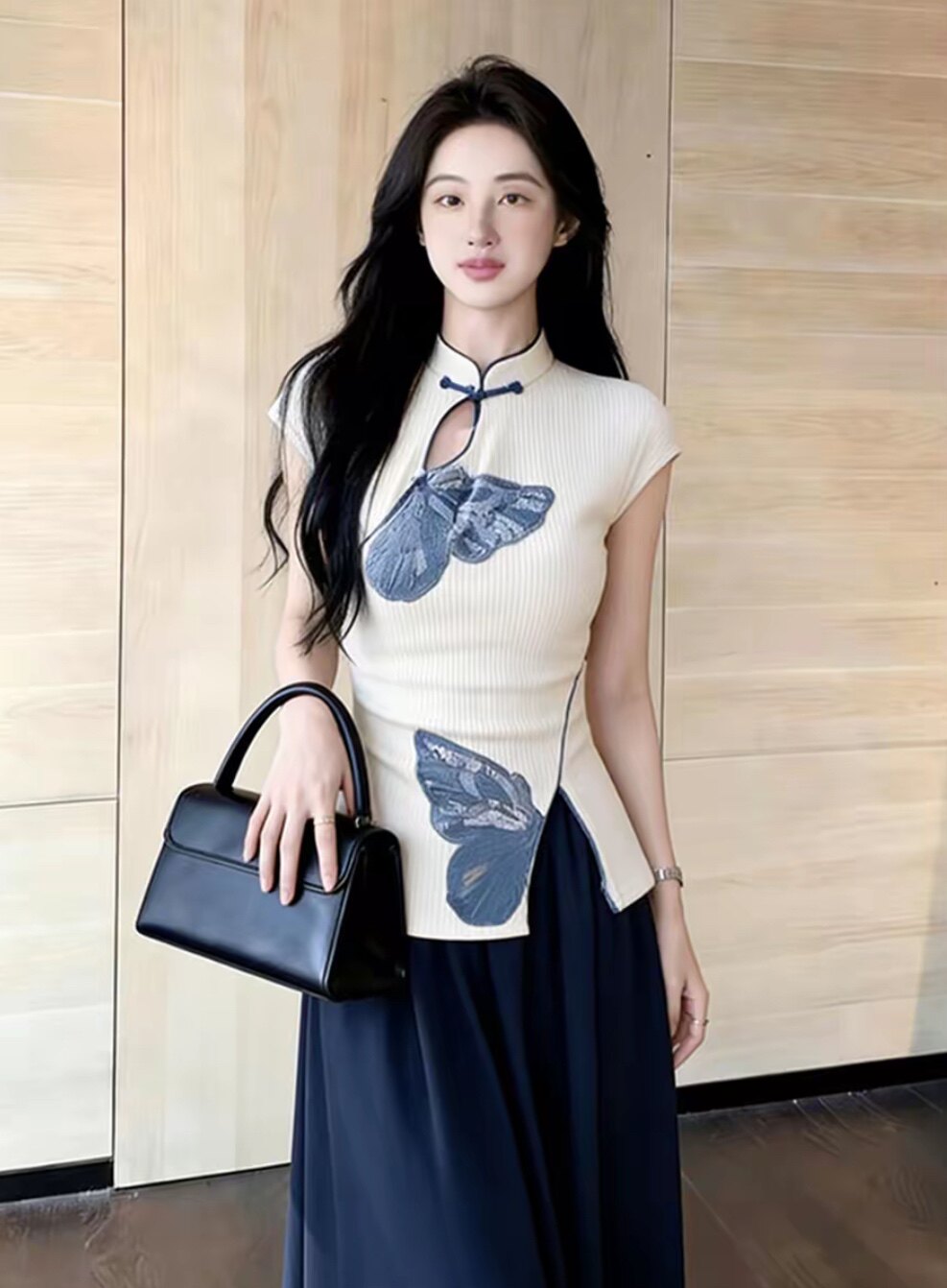 디자인 센스 나비 자수 스탠드 칼라 민소매 맨위 여성 여름 새로운 국풍 베이지 색 단추 품격 인사이드 가져 가라. 트렌디