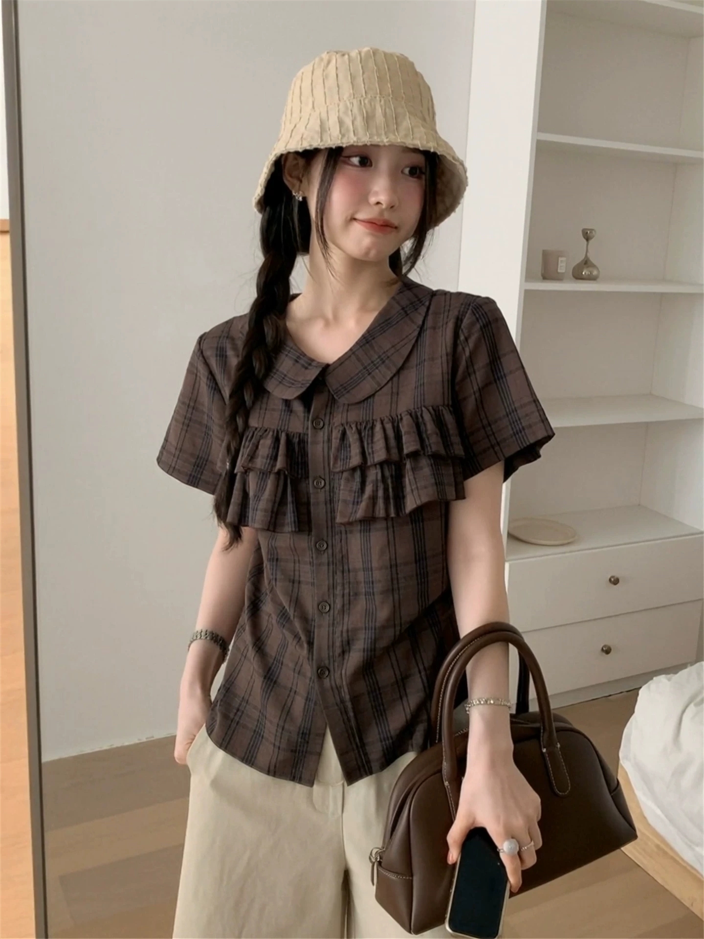 한 부서 레트로 학원 스타일 체크무늬 폴로 칼라 맨위 여성 2026 년 여름 새로운 반팔 작은 셔츠 디자인 센스 작은 대중