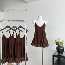批发<b class='q'>原创</b><b class='q'>设计</b>棕色蕾丝花边拼接A字花苞裙摆V领吊带内搭上衣女