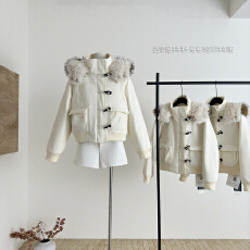 批发初梦POKEMENG 雪酪松绒 90新国标白鸭绒古早感拱针貉子毛领羽绒服