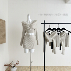 批发Chill巧儿【娇<b class='q'>甜美</b>奈子】韩感v领一字肩长袖针织上衣包臀半裙套装