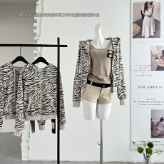 批发韩好甜WARDEN EDGE野性脉络 杏色斑马纹印花卫衣女春宽松连帽外套