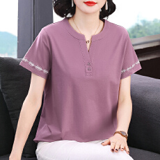 批发2026夏季<b class='q'>妈妈</b>装宽松<b class='q'>大码</b>遮肚休闲V领短袖体恤刺绣酒红色显白上衣