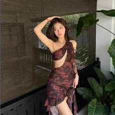 批发性感单肩印花露背裙式分体泳衣女显身材海岛沙滩度假风泳装温泉