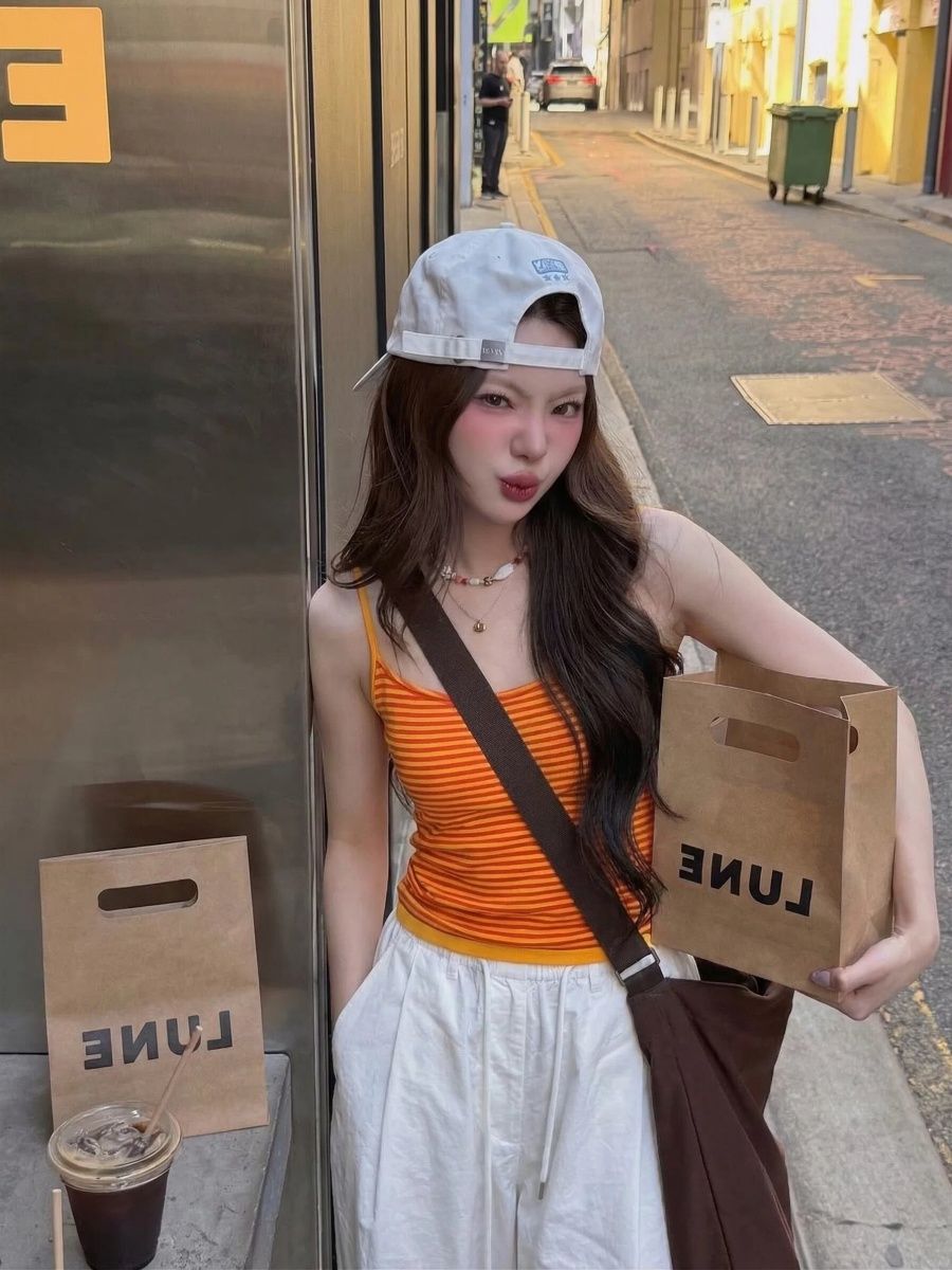 도파민 핫걸 주황색 스트라이프 캐미솔 여름 수 있습니다. 외출용 슬림해 보이는 민소매 맨위