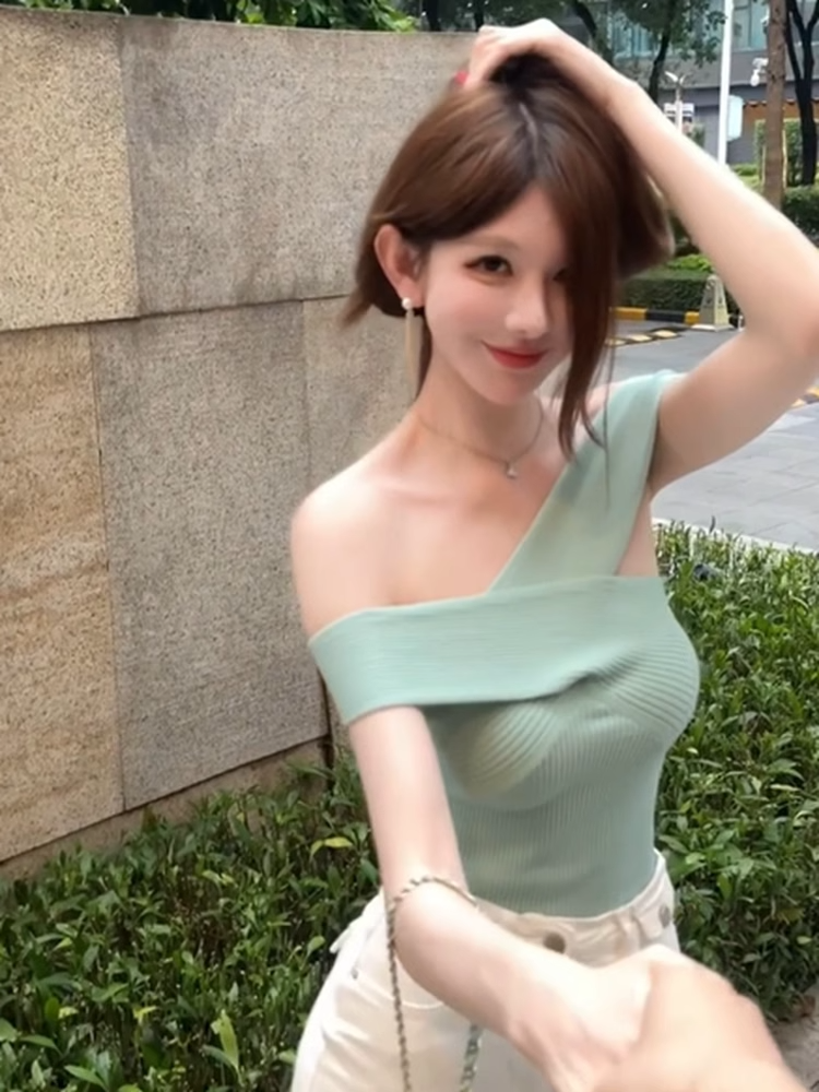 오프숄더 니트 반팔 티셔츠 여름 슬림해 보이는 섹시함 민소매 오프숄더 인사이드 잡아라. 의류 여성