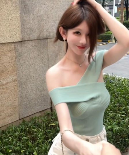 오프숄더 니트 반팔 티셔츠 여름 슬림해 보이는 섹시함 민소매 오프숄더 인사이드 잡아라. 의류 여성