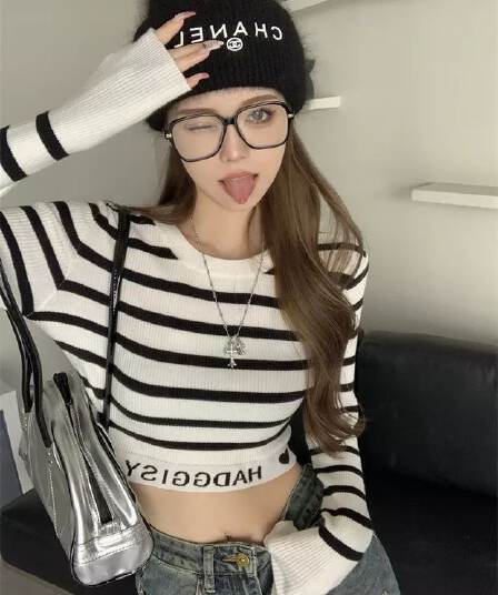 패키지 코어 실 몸매 가꾸기 디자인 작은 대중 봄 가을 새로운 ins 바람 긍정적 인 어깨 쇼트 스타일 흑백 줄무늬 니트 스웨터 여성