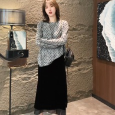 批发虾仁家早春植绒扎染波点T恤+<b class='q'>丝绒</b>半身裙两件套