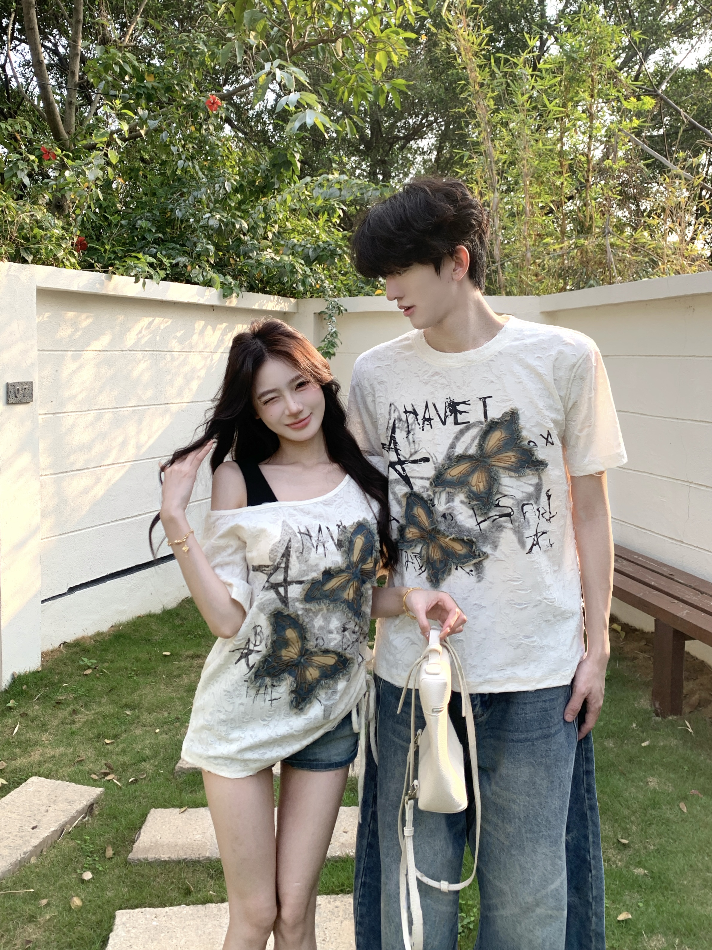 실사 커플룩 여름 드레스 아메리칸 파괴 센스 패치 나비 오프숄더 반팔 티셔츠 디자인 센스 핫걸 맨위