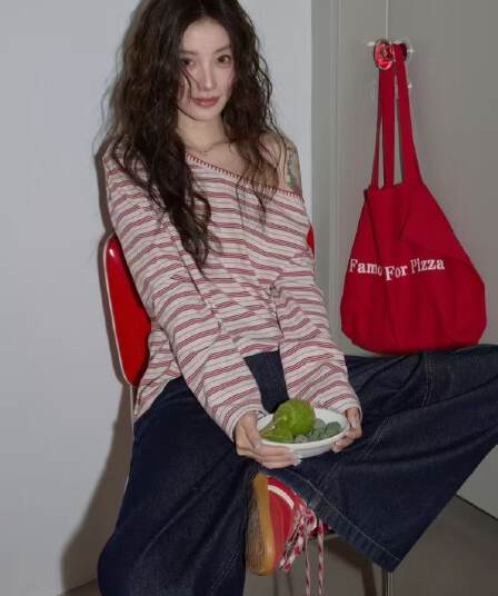 원본 컬러 짜임 기사 달콤한 매운맛 빨간색 스트라이프 비스듬한 어깨 티셔츠 여성 품격 캐주얼 긴팔 오프숄더 니트 스웨터 맨위