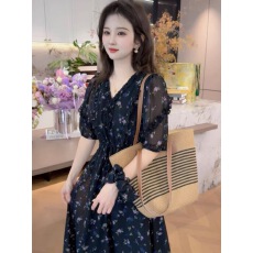 批发春夏新款温柔风波点碎花中袖V领收腰中长款超仙连衣裙