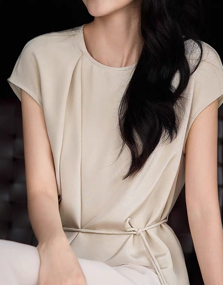 슬림해 보이는 얇고 가벼운 라운드 넥 반팔 여성 셔츠 26 여름