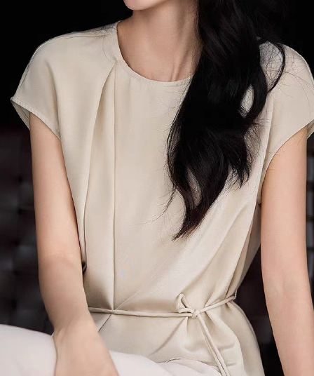 슬림해 보이는 얇고 가벼운 라운드 넥 반팔 여성 셔츠 26 여름