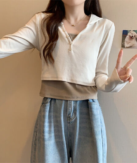 핫걸 V넥 후드 긴팔 티셔츠 여성 가을 새로운 디자인 센스 페이크 레이어드 몸매 가꾸기 슬림해 보이는 인사이드 가져 가라. 기본 셔츠