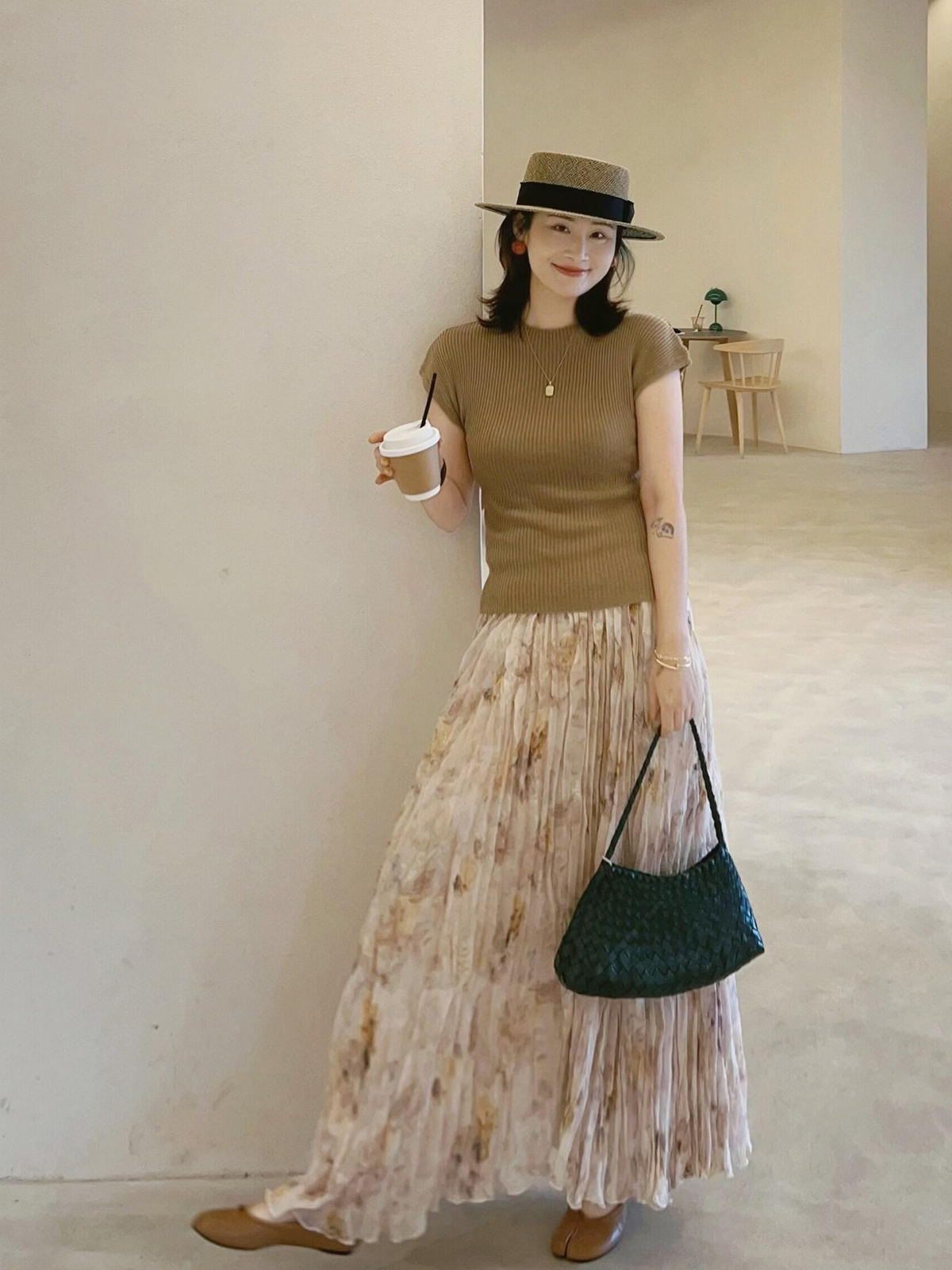 원본 자수 슬림해 보이는 클래식 니트 스웨터 티셔츠 여성 여름 슬림해 보이는 라운드 넥 맨위 꽃무늬 반신 스커트 세트