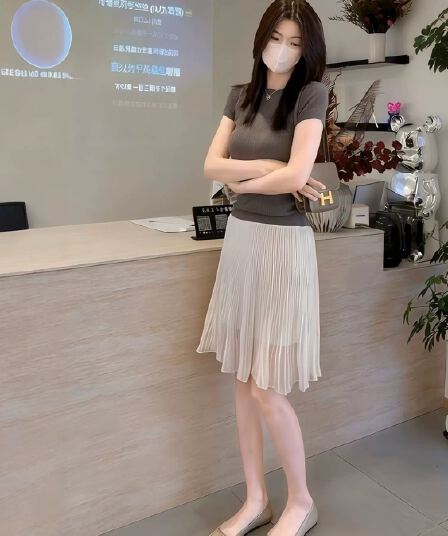 여름 고급 센스 착용 가져 가라. 프랑스식 부드러운 품격 출퇴근 몸매 가꾸기 슬림해 보이는 맨위 코디 플리츠 반신 스커트