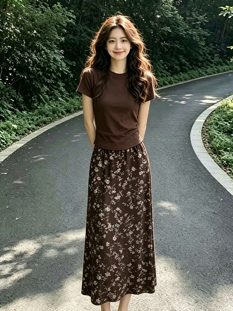 레트로 작은 대중 디자인 센스 꽃무늬 루즈핏 슬림해 보이는 반신 스커트 단색 라운드 넥 반팔 티셔츠 맨위 두 조각 여성 세트