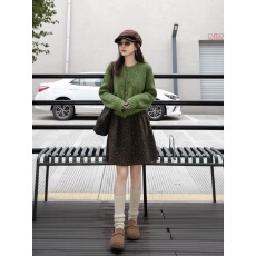 批发韩系巨好看绿色针织<b class='q'>连衣裙</b>女早秋季2026新款大方得体穿搭<b class='q'>两件套</b>装