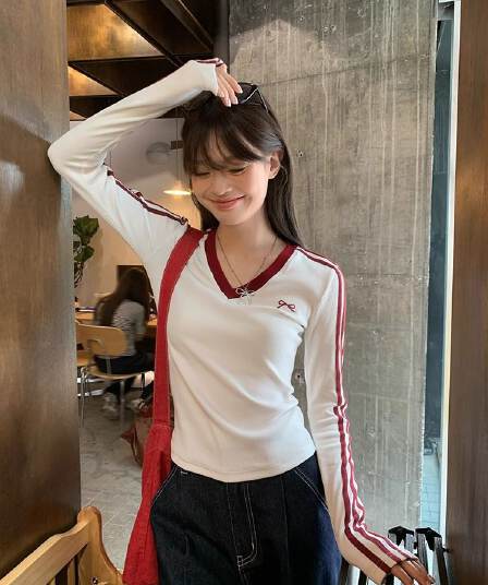 원본 디자인 센스 나비 매듭 자수 긴팔 티셔츠 여성 의류 이른 가을 배색 몸매 가꾸기 슬림해 보이는 풀오버 맨위