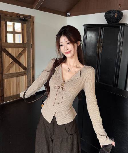 원본 품질 Chic 나비 매듭 V넥 긴팔 티셔츠 여성 가을 달콤한 매운맛 몸매 가꾸기 디자인 센스 인사이드 잡아라. 의류