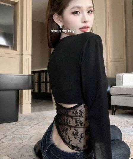 섹시한 아름다움 뒤로 홀로우 아웃 레이스 조각 긴팔 티셔츠 2026 가을 새로운 핫걸 허리 수축 슬림해 보이는 만나는 맨위