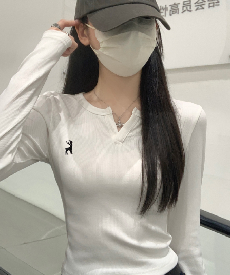 있음 선적 원본 대외 무역 한국 스타일 새로운 레트로 자수 반 개방 칼라 긴팔 티셔츠 여성 의류 가을 만나는 맨위