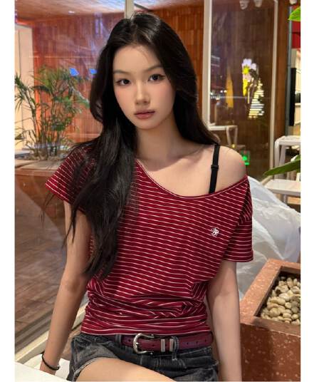 있음 선적 컬러 짜임 기사 아메리칸 핫걸 빨간색 비스듬한 어깨 오프숄더 스트라이프 티셔츠 여성 여름 오프숄더 쇼트 스타일 맨위