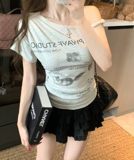 있음 선적 면 새끼 고양이 프린트 비스듬한 어깨 반팔 티셔츠 여성 여름 디자인 센스 불규칙 오프숄더 쇼트 스타일 맨위