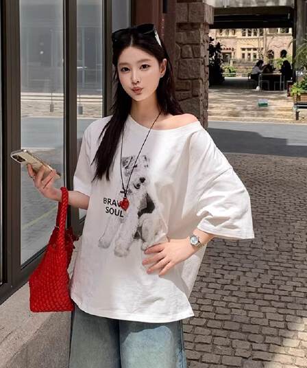 있음 선적 대외 무역 원본 품질 한국 스타일 캐주얼 비스듬한 어깨 반팔 강아지 프린트 티셔츠 여성 슬림해 보이는 맨위
