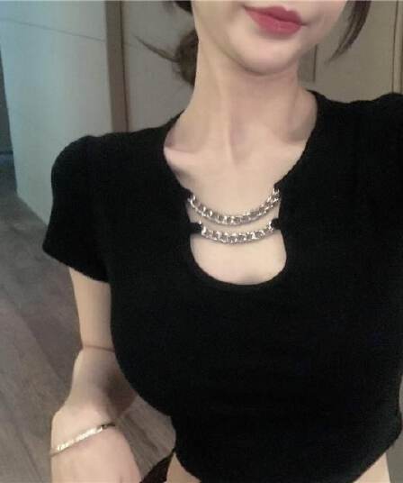 있음 선적 핫걸 검정색 반팔 여성 여름 디자인 센스 작은 대중 몸매 가꾸기 슬림해 보이는 쇼트 스타일 Chic 맨위 ins 타이트