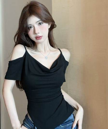 핫걸 오프숄더 슬립 흔들다 칼라 반팔 맨위 한 부서 디자인 미니멀리즘 오프숄더 불규칙 슬림해 보이는 검정색 티셔츠