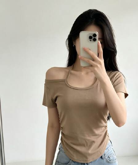 있음 선적 행침 목 반팔 티셔츠 여성 여름 새로운 한국 스타일 디자인 센스 작은 대중 불규칙 몸매 가꾸기 섹시함 맨위