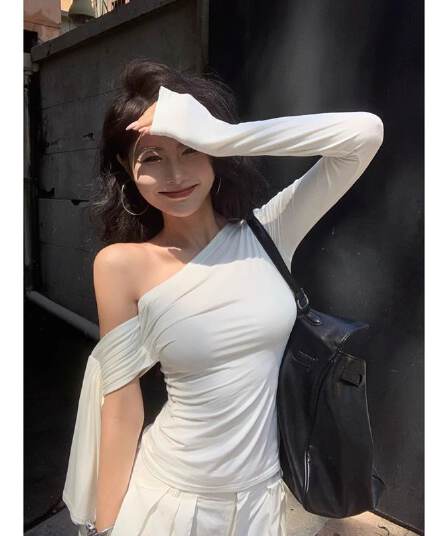 있음 선적 컬러 코튼 리브 불규칙 비스듬한 칼라 오프숄더 티셔츠 여성 이른 가을 몸매 가꾸기 주름 맨위