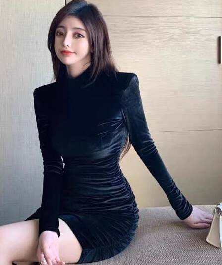 검정색 금사 벨벳 섹시함 반하이넥 드레스 여성 의류 2026 년 가을 겨울 새로운 몸매 가꾸기 주름 타이트 스커트 치마