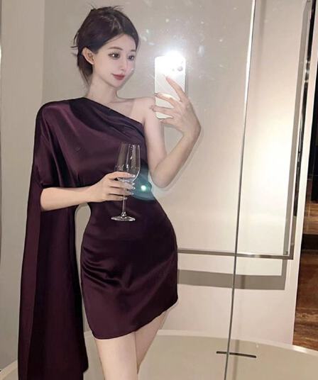 실사 2026 빛 럭셔리 명문 여성 새틴 드레스 디자인 센스 작은 대중 불규칙 치마 비스듬한 어깨 단색 타이트 스커트 미니 스커트