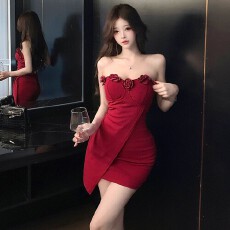 批发实拍设计感纯欲风收腰<b class='q'>连衣裙</b>性感时尚包臀立体花朵抹胸<b class='q'>不规则</b>短裙