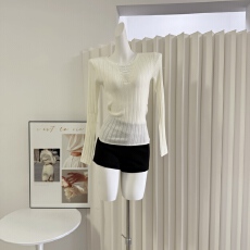 Hotdog 热狗很辣暮光冬雪白色打底衫贵气感珠珠领型设计上衣