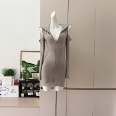 批发yjy*刚柔博弈*古早留子姐灰色驼色露肩连帽拉链包臀连衣裙