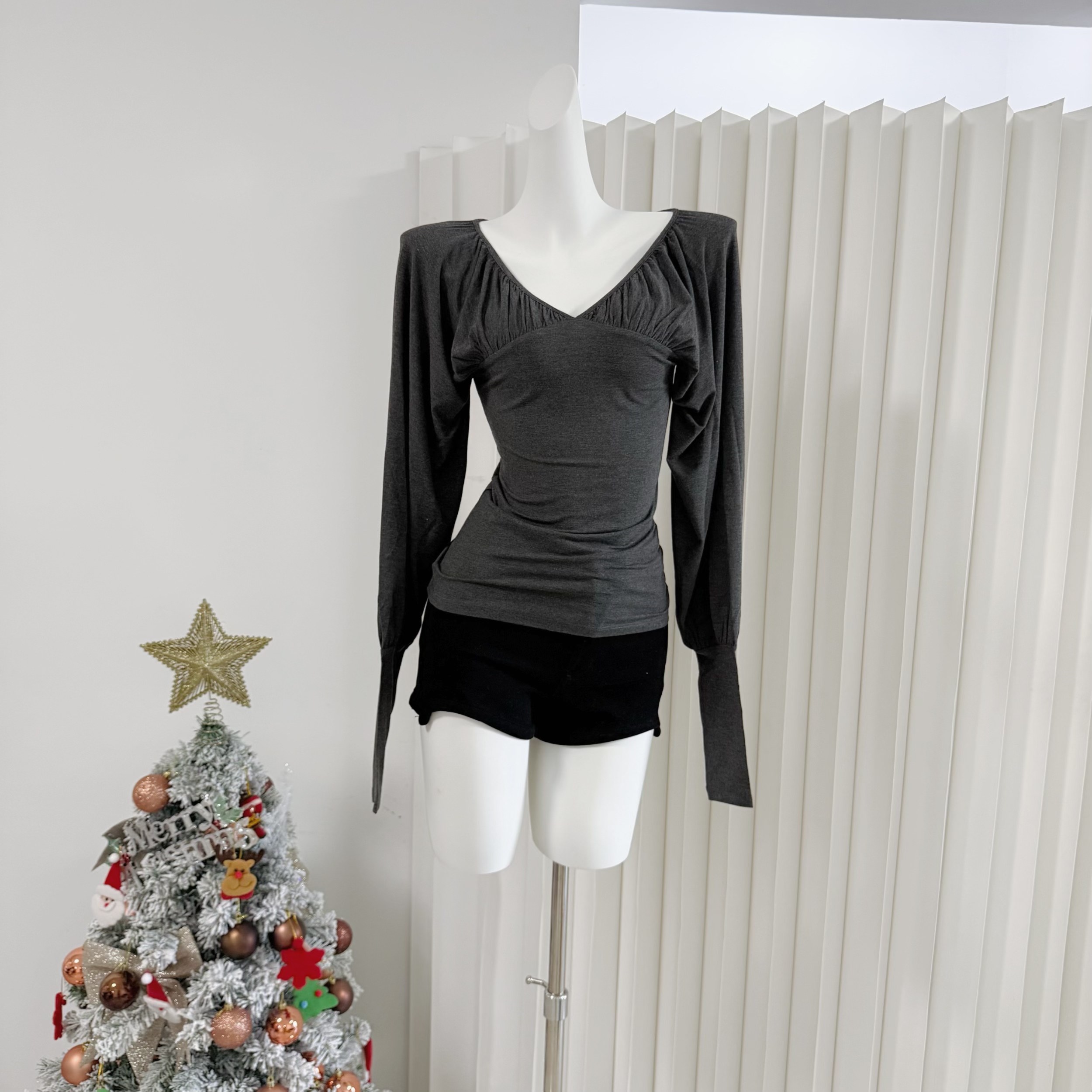 paloma wool 어두운 회색 V넥 주름 패치워크 몸매 가꾸기 긴팔 전후 둘 착용 어린 양 다리 소매 맨위