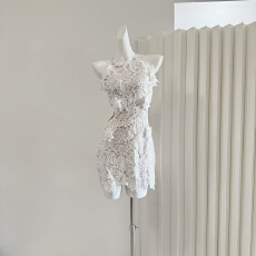 批发Qiauuu 千山暮雪 立体花卉水溶蕾丝刺绣气质镂空挂脖短<b class='q'>连衣裙</b>女