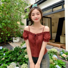 批发2026韩系红色波点一字肩泡泡袖<b class='q'>衬衫</b>女夏季短款修身露肩上衣
