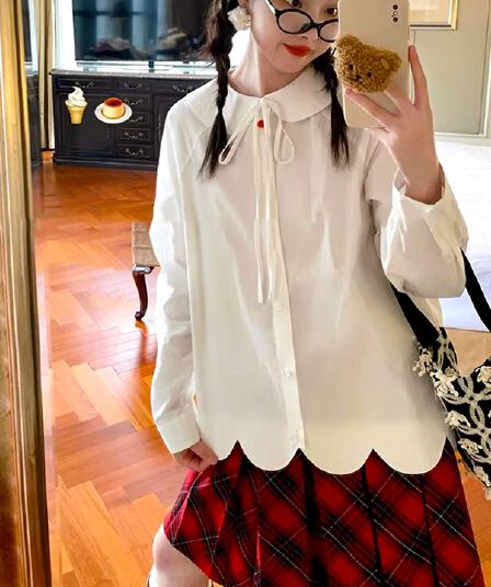 fufufun 릴리 오브 더 밸리 소녀 오리지널 귀여운 빨간색 단추 베이비 칼라 레이스업 예술 꽃잎 밑단 셔츠