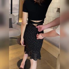 批发轻熟风黑色波点包臀鱼尾裙女2026夏季新款独特漂亮好看荷叶边中裙