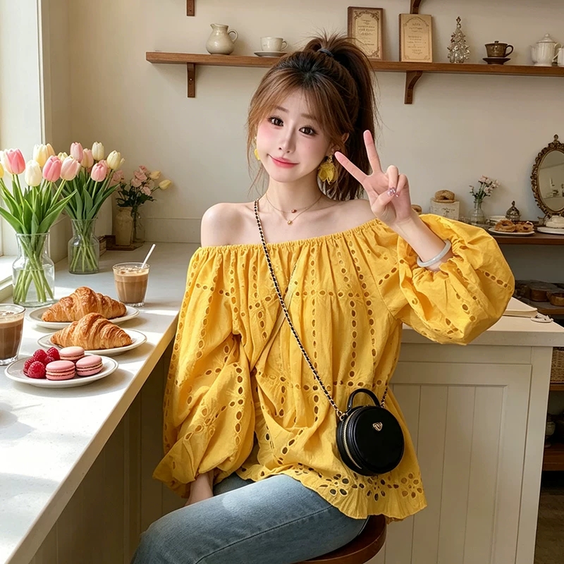 프랑스식 홀로우 아웃 오프숄더 황색 긴팔 자외선 차단 여성 셔츠 2026 초여름 착용 가져 가라. 차 인사이드 차 가스 Chic 맨위