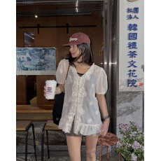 批发已出货～木耳边装饰轻薄绣花泡泡袖单排扣上衣