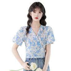 批发实拍碎花上衣2026夏新款设计感v领碎花衬衫短袖女